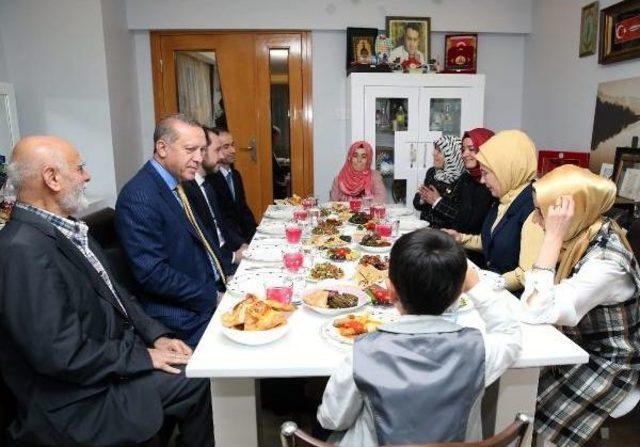 Cumhurbaşkanı Erdoğan, Şehit Ailesiyle Iftar Yaptı