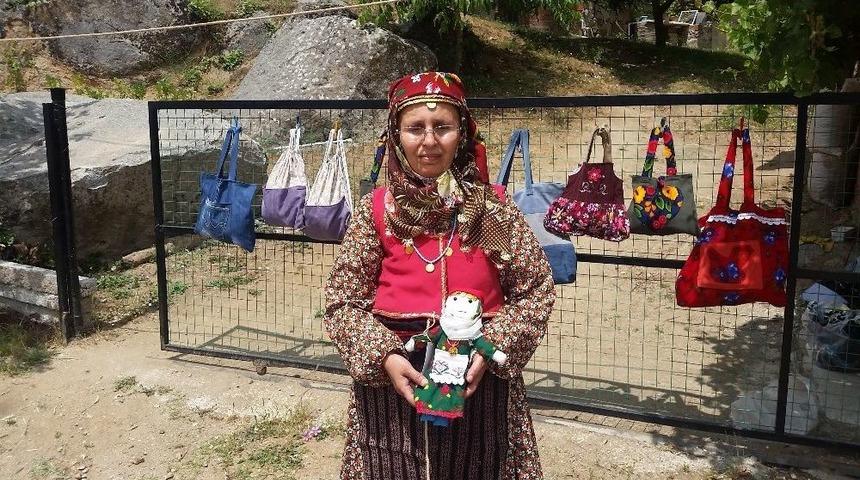 Gelin - Kaynana Birlikte &Uuml;retip Satıyorlar