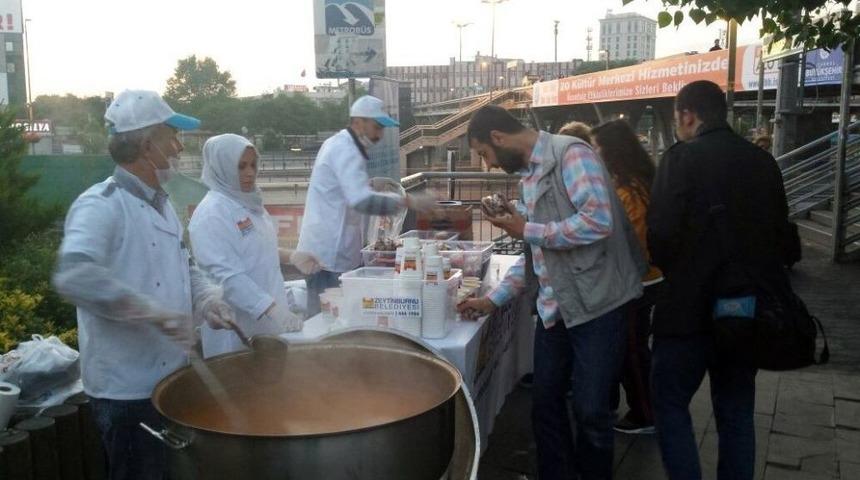 İftara Yolda Yakalananlara &Ccedil;orba İkramı