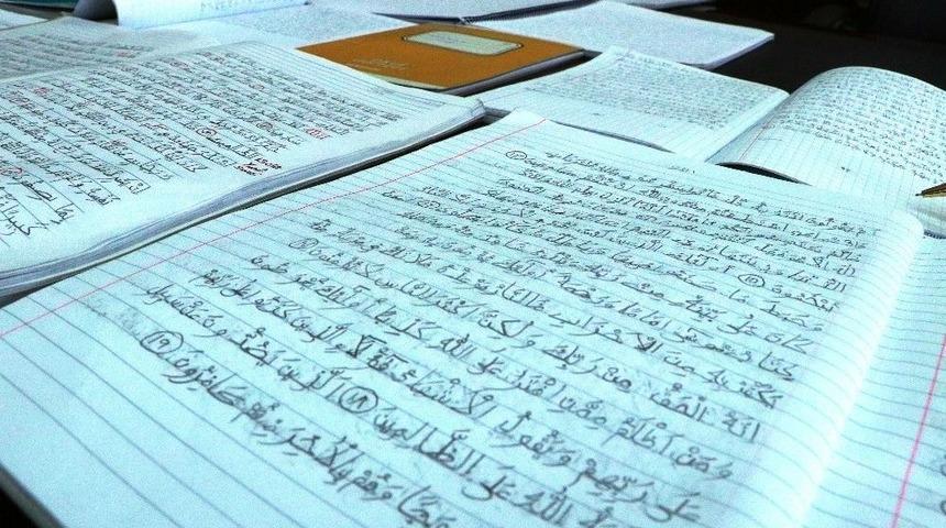 (&ouml;zel Haber) Kur&rsquo;an-ı Kerim&rsquo;i 2.5 Ayda El Yazısı İle Yazdılar