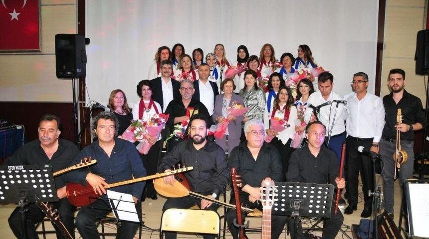 &Ouml;ğretmenler Korosu Ayakta Alkışlandı