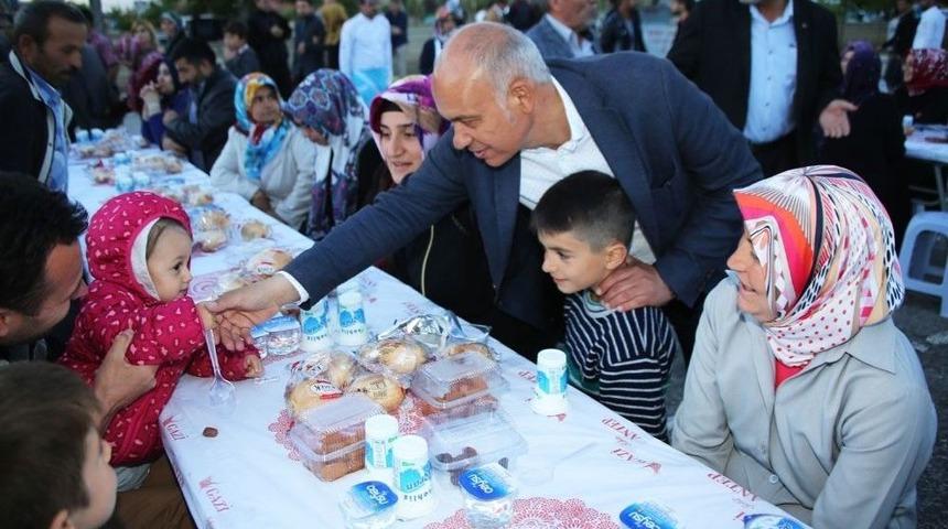 Karaman Belediyesinin İlk İftar Sofrası Atat&uuml;rk Mahallesi&rsquo;nde Kuruldu