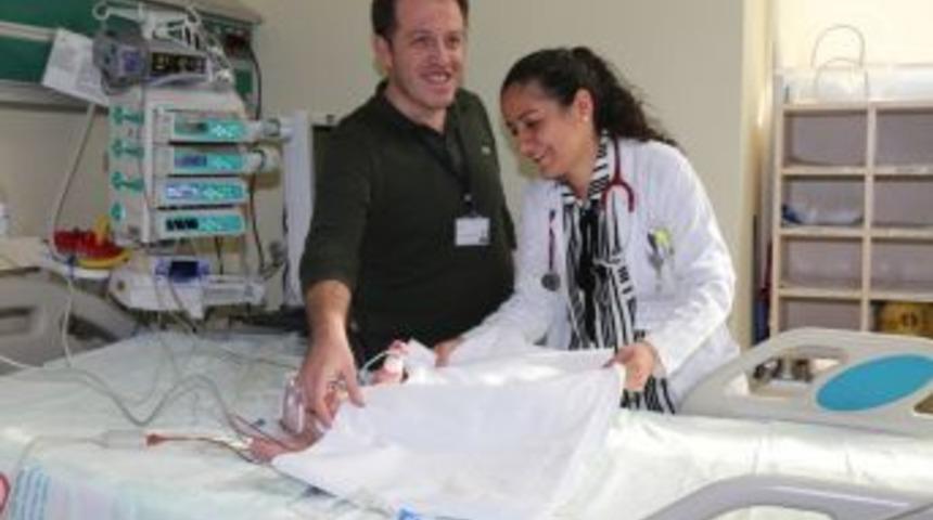 Diyaliz Sonrası K&uuml;&ccedil;&uuml;k Bebek Yeniden Hayata Tutundu