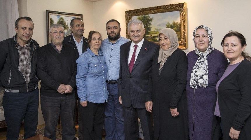 Başbakan Yıldırım Teravih Namazı Sonrası Vatandaşların Çay Davetini Kırmadı