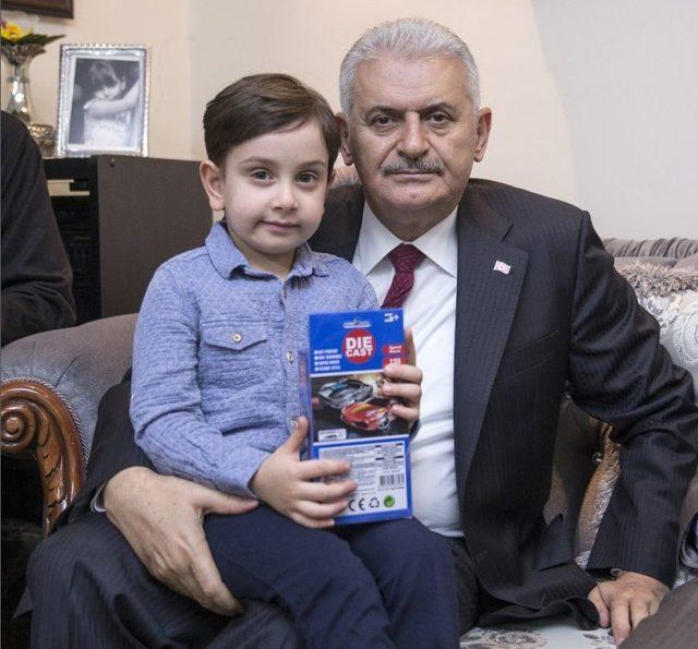 Başbakan Yıldırım Teravih Namazı Sonrası Vatandaşların Çay Davetini Kırmadı