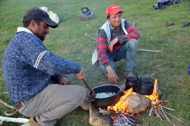 Yüksekova'da Çobanlar Dağda Iftar Sofrası Kuruyor