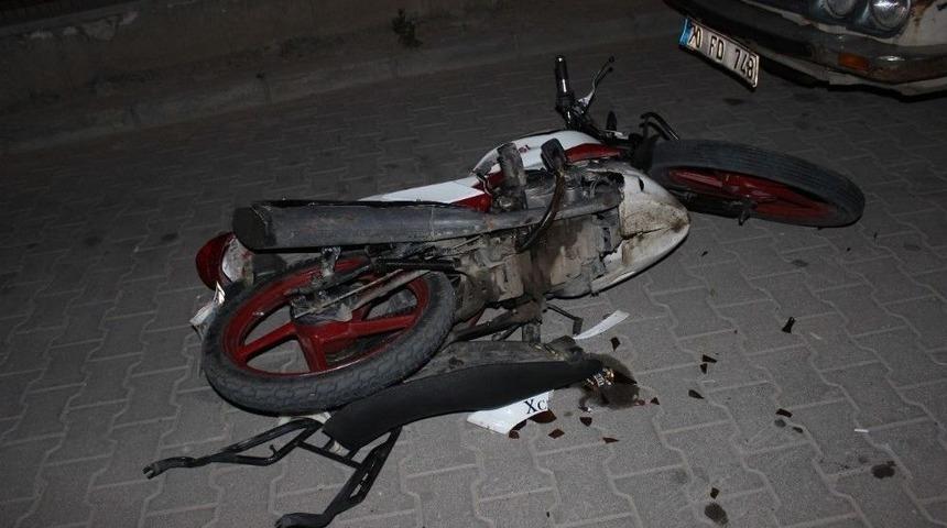 Karaman’da Motosiklet Park Halindeki Otomobile Çarptı: 2 Yaralı
