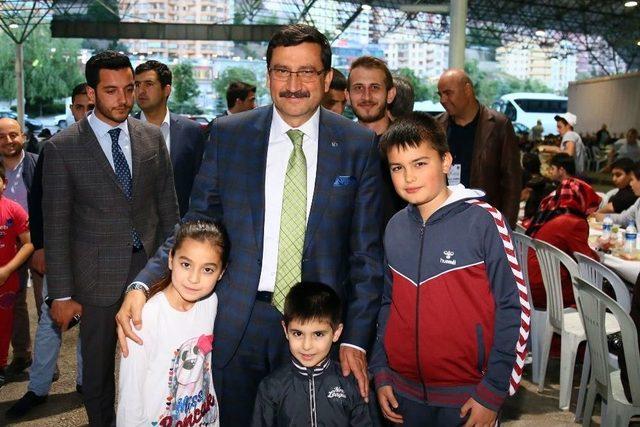 Keçiören Belediyesi İftar Sofrasını Ayvalı’da Kurdu