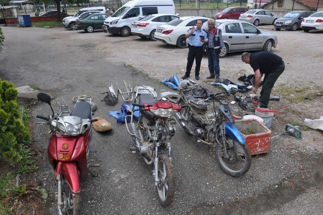 &Ccedil;aldığı Motosikletleri Par&ccedil;alarken Yakalandı