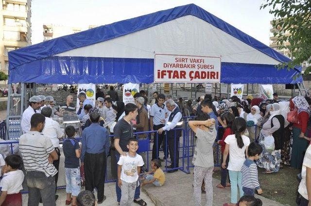 Siirtliler Diyarbakır’da Bin 500 Kişilik İftar Çadırı Açtı