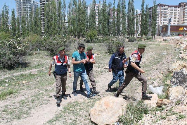 ’birini Öldürüp Gömdük’ Diyen Mahkumların Tarif Ettiği Yerde Ceset Arandı