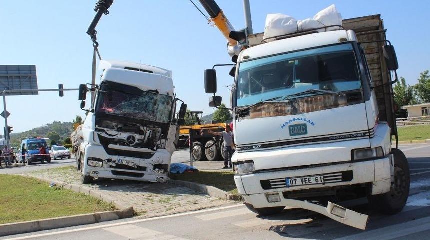 Antalya&rsquo;da Trafik Kazası: 1 &Ouml;l&uuml;