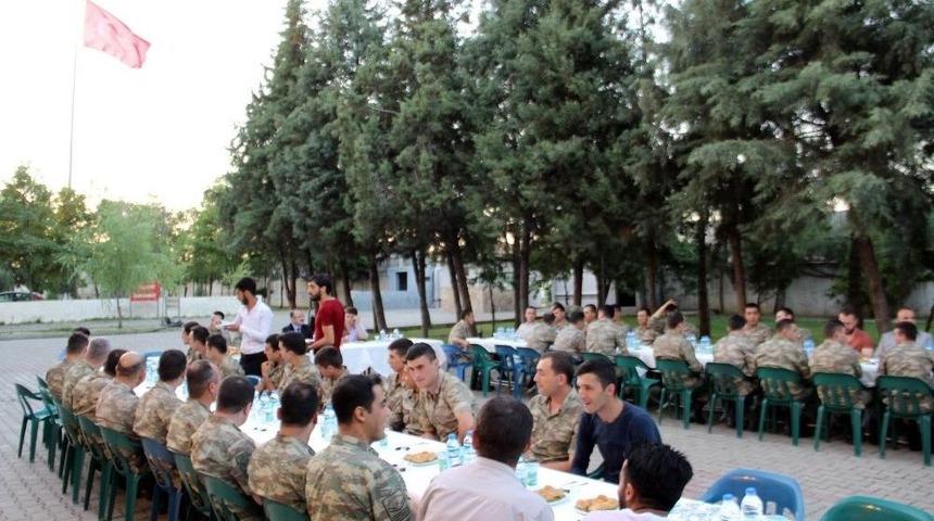 Başkan &Ouml;zel İftarı Askerlerle Karakolda A&ccedil;tı
