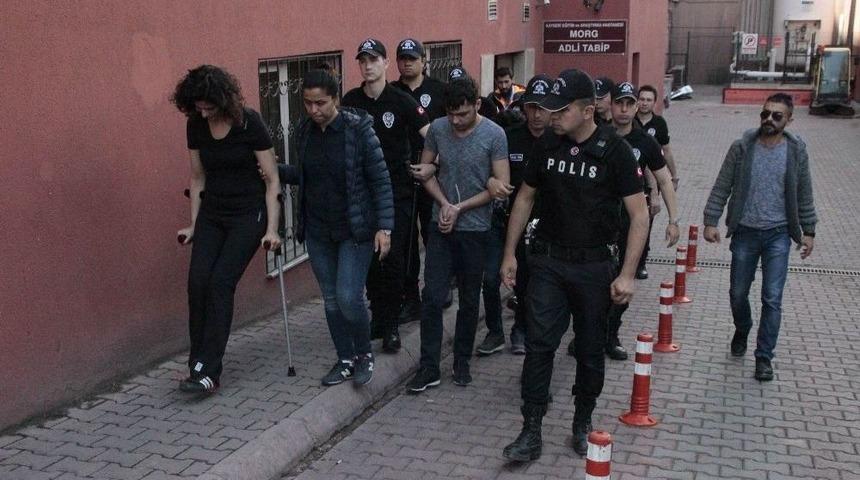 Uyuşturucu Operasyonunda G&ouml;zaltına Alınan 5 Kişi Adliyede