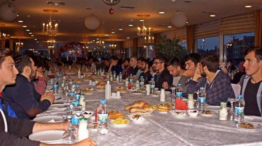 &Uuml;niversite &Ouml;ğrencilerine İftar