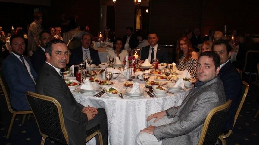 Tasavvuf&ccedil;u Yazar Cemalnur Sargut Bursa&rsquo;da İftara Katıldı.