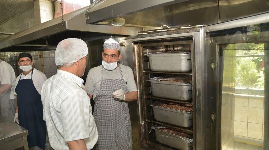 İftar &Ccedil;adırlarında Dağıtılan Yemekler Denetleniyor