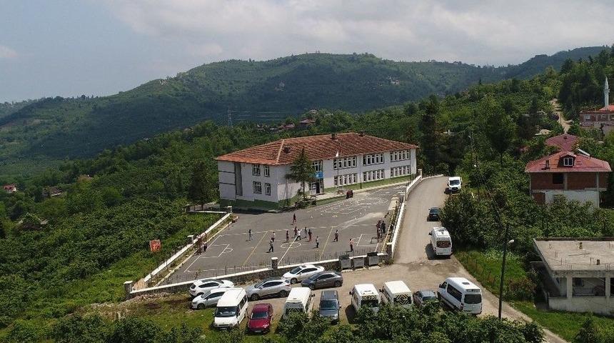 Belediyeden Okul Bah&ccedil;esine Oyun Parkı