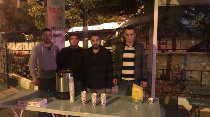 Teravih Sonrası Çaylar Ak Gençlerden