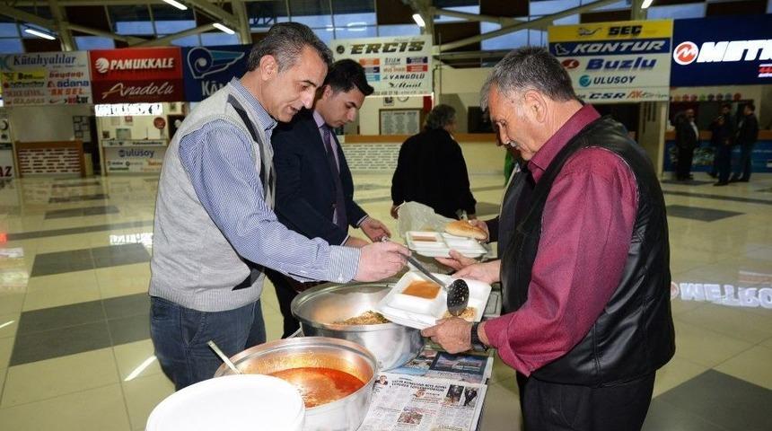 Bozüyük Belediyesi’nden Her Akşam Yolculara Ve Terminal Görevlilerine İftar Yemeği