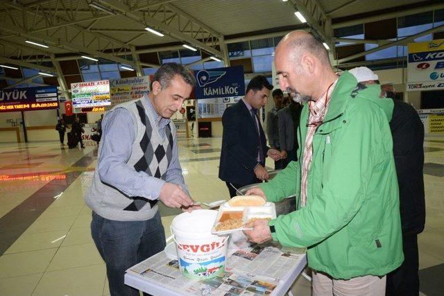 Bozüyük Belediyesi’nden Her Akşam Yolculara Ve Terminal Görevlilerine İftar Yemeği