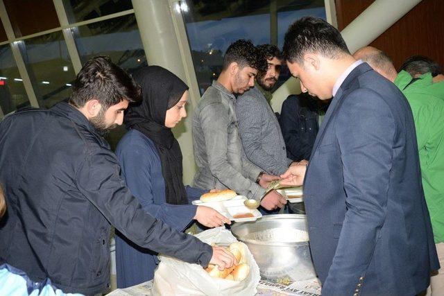 Bozüyük Belediyesi’nden Her Akşam Yolculara Ve Terminal Görevlilerine İftar Yemeği