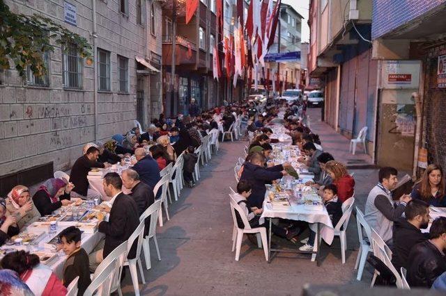 Beyoğlu’nda Sokaklar İftar Sofraları İle Şenleniyor