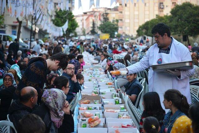 Binlerce Maltepeli “sevgi Sofrası”nda Orucunu Açtı