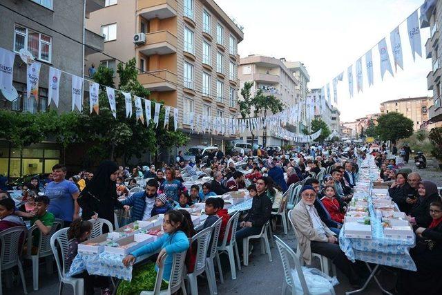 Binlerce Maltepeli “sevgi Sofrası”nda Orucunu Açtı