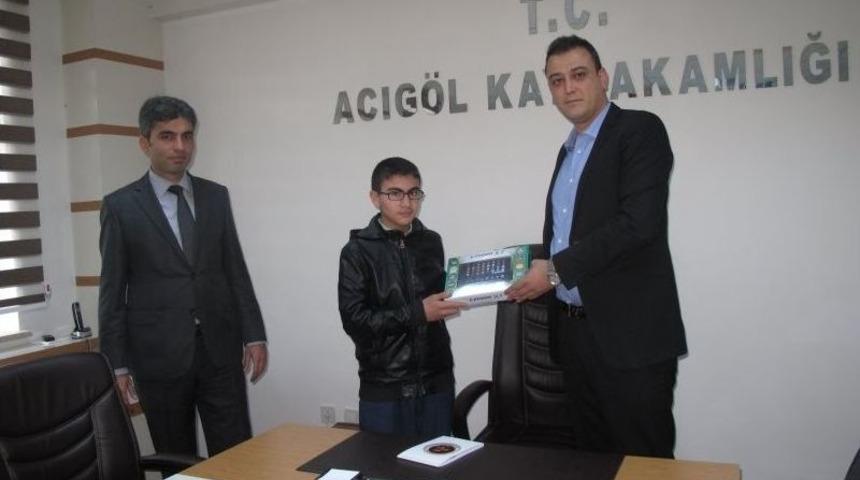 Acıg&ouml;l Kaymakamı Akbulut Teog&rsquo;da Başarı G&ouml;steren &Ouml;ğrencilere Tablet Hediye Etti