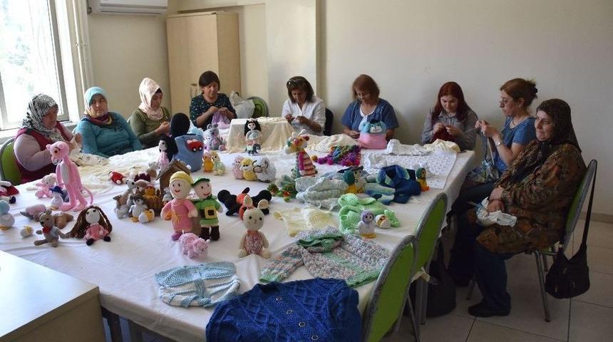 (&ouml;zel Haber) Yaptıkları Oyuncak Bebeklerle Ev Ekonomisine Katkı Sağlıyorlar