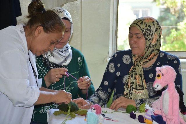 (özel Haber) Yaptıkları Oyuncak Bebeklerle Ev Ekonomisine Katkı Sağlıyorlar