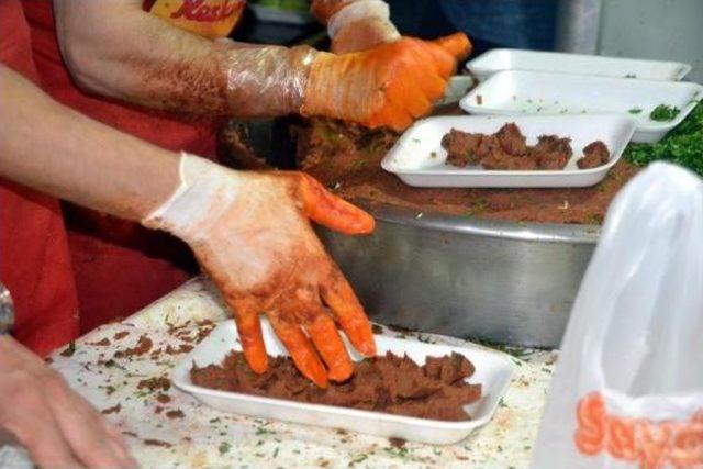 Siirt'te Iftar Sofralarının Vazgeçilmezi Çigköfte Için Kuyruk