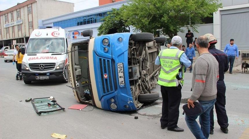 Ataşehir&rsquo;de Yolcu Dolu Minib&uuml;s&uuml;n Devrilme Anı Kamerada