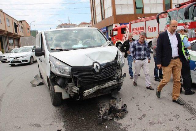 Ataşehir’de Yolcu Dolu Minibüsün Devrilme Anı Kamerada