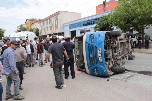 Ataşehir’de Yolcu Dolu Minibüsün Devrilme Anı Kamerada