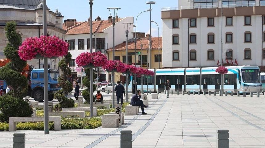 Konya&rsquo;nın Caddeleri &Ccedil;i&ccedil;ek A&ccedil;tı