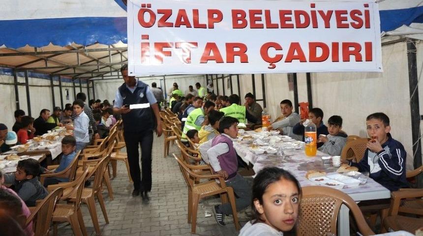 &Ouml;zalp Belediyesinden İftar &Ccedil;adırı