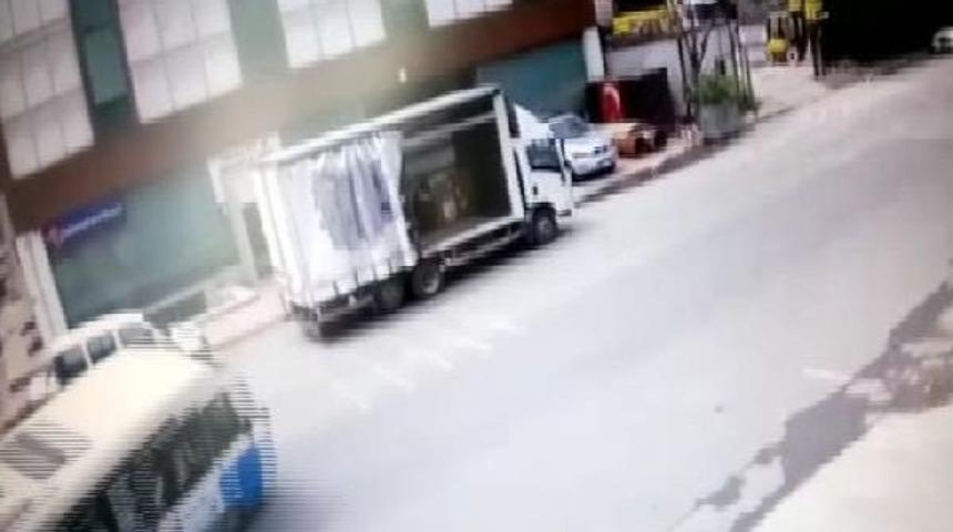 Ataşehir'de Yolcu Minib&uuml;s&uuml; Kazası: 8 Yaralı  (2)