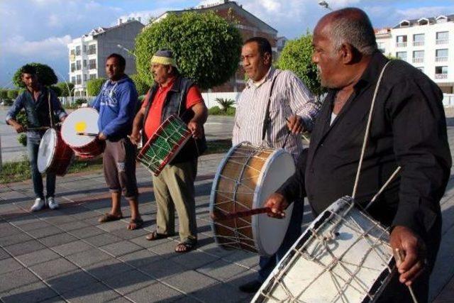 Ramazan Davulcuları, Yasağı Protesto Etti