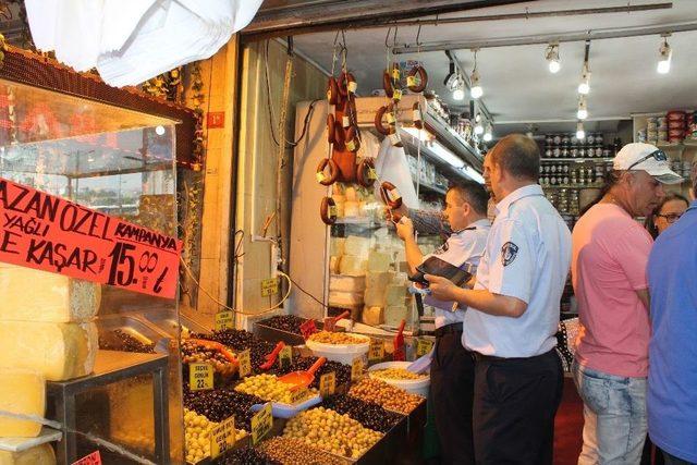 İbb Zabıtasından Tarihi Mısır Çarşısında Fiyat Etiketi Denetimi