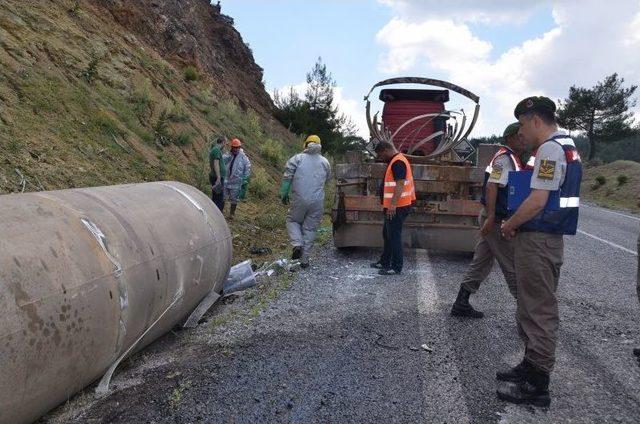 Manisa’da Asit Yüklü Tanker Devrildi