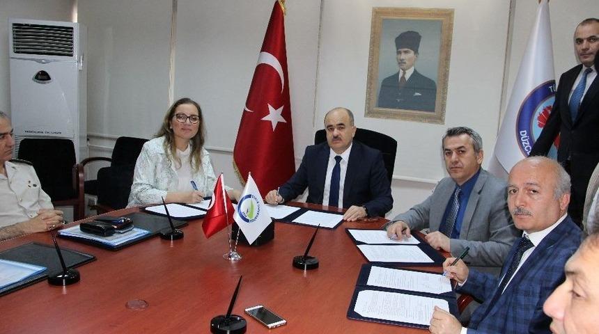 Uluslararası &Ccedil;ocuk Hakları &Ccedil;alıştayı İ&ccedil;in İmzalar Atıldı