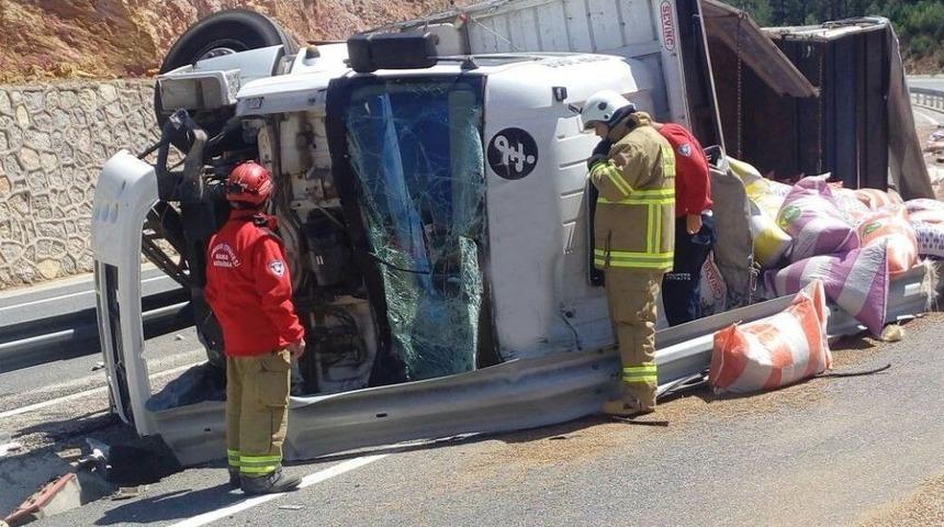 Havran&rsquo;da Yem Y&uuml;kl&uuml; Kamyon Devrildi: 1 Yaralı