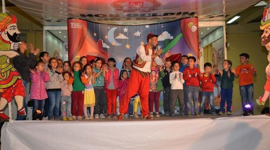 Aileleri İftardayken, &Ccedil;ocuklar Da Oyun Ve Eğlence Alanlarında G&ouml;n&uuml;llerince Eğleniyor