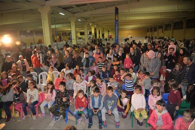 Aileleri İftardayken, Çocuklar Da Oyun Ve Eğlence Alanlarında Gönüllerince Eğleniyor