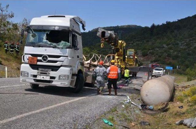 Sülfürik Asit Yüklü Tanker Şarampole Devrildi