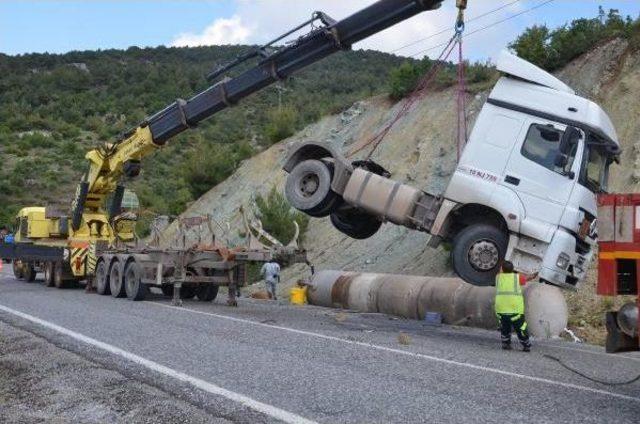 Sülfürik Asit Yüklü Tanker Şarampole Devrildi