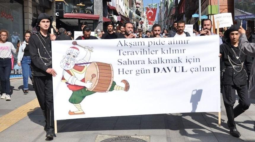 Giresun&rsquo;da Ramazan Davulcularının Korsan Davulcu Eylemi