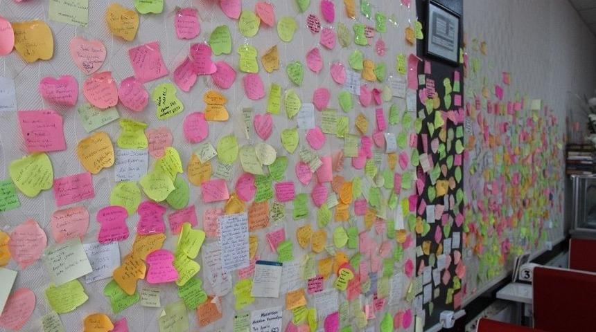 M&uuml;şteriler Duvar Yazılarına Yoğun İlgi G&ouml;steriyor